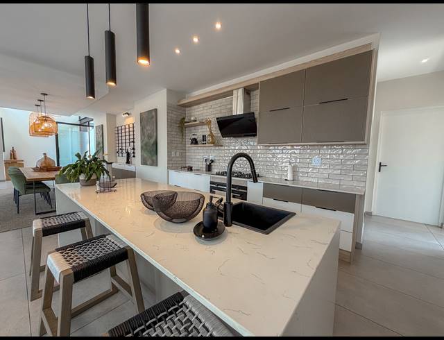 5 BEDROOM FREEHOLD FOR SALE IN MIDSTREAM HEIGHTS